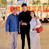 Untuk memberi semangat sekaligus dukungan untuk putra tercintanya, Diah Permatasari pun tampak ikut mengantar ke Taiwan. Tak sendirian, Diah juga ditemani oleh suaminya. Foto: Instagram/@dps_diahpermatasari