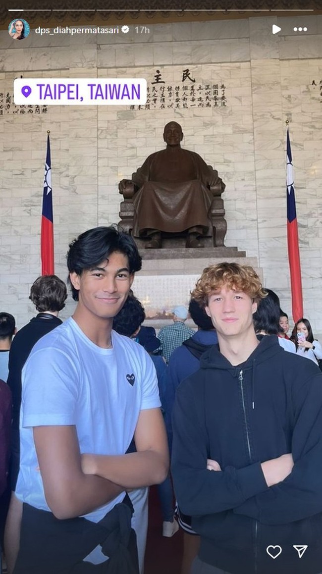 Melalui akun Instagram pribadinya Diah membagikan potret sang anak yang akan bertanding. Salah satunya foto Marco bersama teman satu timnya yang akan bersama-sama memperebutkan kejuaraan di perlombaan basket tersebut. Foto: Instagram/@dps_diahpermatasari