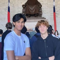 Melalui akun Instagram pribadinya Diah membagikan potret sang anak yang akan bertanding. Salah satunya foto Marco bersama teman satu timnya yang akan bersama-sama memperebutkan kejuaraan di perlombaan basket tersebut. Foto: Instagram/@dps_diahpermatasari