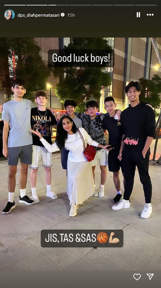 Diah juga tampak berfoto bersama Marco dan tim basketnya. Meski sudah memiliki 2 anak dan berusia 53 tahun namun Diah tetap terlihat awet muda. Foto: Instagram/@dps_diahpermatasari