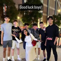 Diah juga tampak berfoto bersama Marco dan tim basketnya. Meski sudah memiliki 2 anak dan berusia 53 tahun namun Diah tetap terlihat awet muda. Foto: Instagram/@dps_diahpermatasari