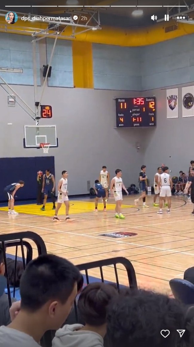 Sambil memberikan doa dan semangat untuk sang putra, Diah tak lupa merekam saat perlombaan berlangsung. Diah tampak begitu bersemangat melihat aksi sang putra bermain basket bersama timnya. Foto: Instagram/@dps_diahpermatasari