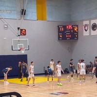 Sambil memberikan doa dan semangat untuk sang putra, Diah tak lupa merekam saat perlombaan berlangsung. Diah tampak begitu bersemangat melihat aksi sang putra bermain basket bersama timnya. Foto: Instagram/@dps_diahpermatasari