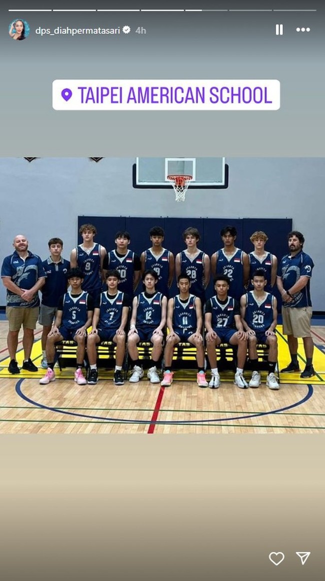 Dari unggahan Diah diketahui jika pertandingan tersebut digelar di Taipei American School. Ia juga membagikan potret Marco bersama para anggota tim basketnya. Foto: Instagram/@dps_diahpermatasari