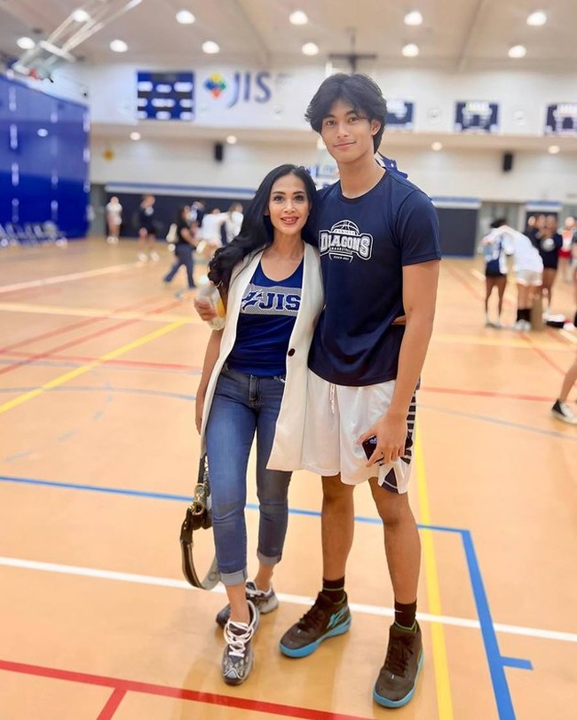 Putra bungsu Diah Permatasari, Marciano Reynard atau yang biasa disapa Marco memang kerap disorot karena paras tampan dan tingginya yang sudah mencapai 197 cm. Lihat saja ketika dirinya berpose bersama sang mama. Ibunya pun jadi terlihat kecil dan kalah tinggi dengan Marco. Foto: Instagram/@dps_diahpermatasari