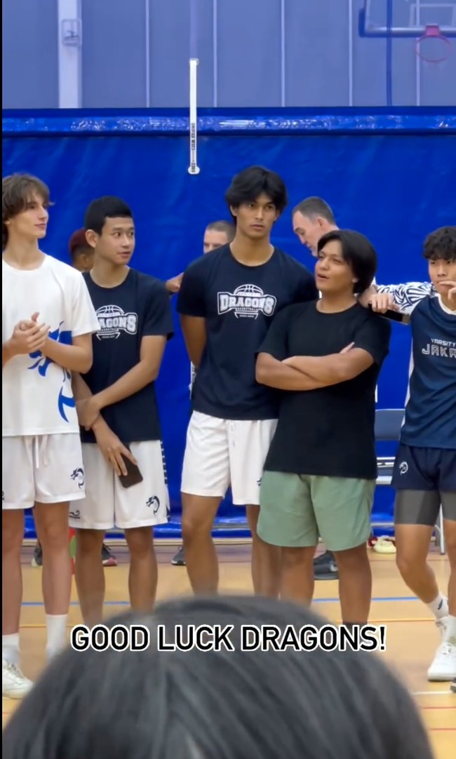 Tak hanya memiliki paras tampan dan tubuh tinggi, Marco rupanya juga cukup berprestasi di bidang olahraga basket. Baru-baru ini ia bersama tim basketnya mengikuti pertandingan di Taipei, Taiwan. Foto: Instagram/@dps_diahpermatasari