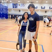 Putra bungsu Diah Permatasari, Marciano Reynard atau yang biasa disapa Marco memang kerap disorot karena paras tampan dan tingginya yang sudah mencapai 197 cm. Lihat saja ketika dirinya berpose bersama sang mama. Ibunya pun jadi terlihat kecil dan kalah tinggi dengan Marco. Foto: Instagram/@dps_diahpermatasari