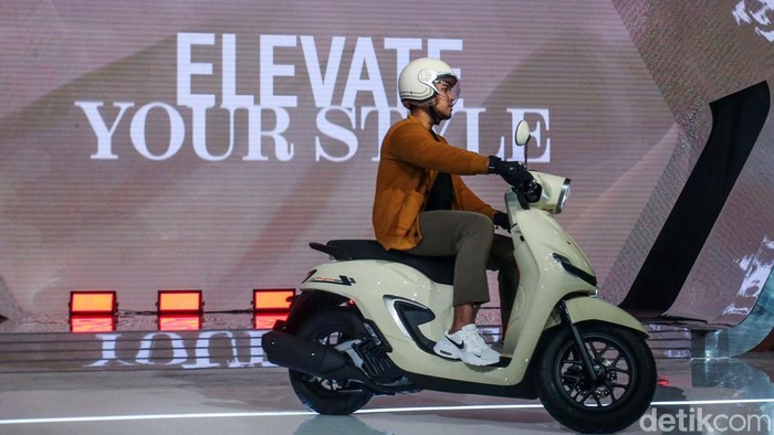 Astra Honda Motor resmi meluncurkan skuter matik terbarunya, Honda Stylo 160 di AHM Safety Riding & Training Center, Cikarang, Jumat (2/2/2024). Motor yang dibekali mesin 160 cc ini dibanderol Rp Rp 27.550.000.