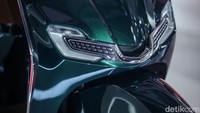 Skutik elegan ini dibekali lampu-lampu full LED.  