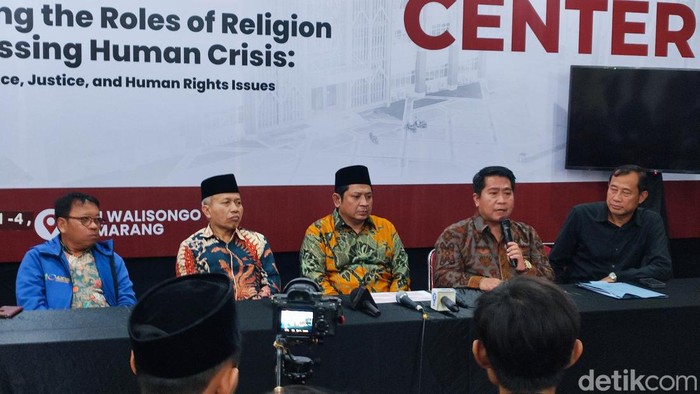 Dirjen Pendis Kemenag, Prof. Dr. Muhammad Ali Rhamdani (batik hijau-kuning) saat memberikan keterangan pers kepada wartawan di UIN Walisongo, Semarang, Kamis (1/2/2024).
