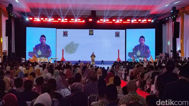 Dirjen Pendis Kemenag, Prof. Dr. Muhammad Ali Rhamdani (batik hijau-kuning) saat memberikan keterangan pers kepada wartawan di UIN Walisongo, Semarang, Kamis (1/2/2024).