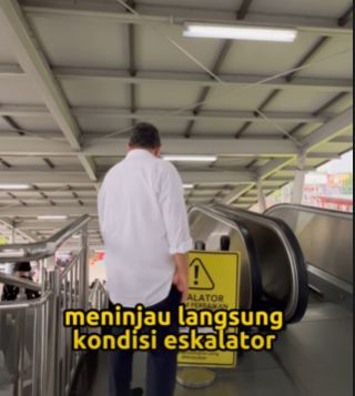 Dirjen Perkeretaapian DJKA Kemenhub, M Risal Wasal meninjau langsung eskalator yang mati di Stasiun Bekasi (Dok. Instagram DJKA)