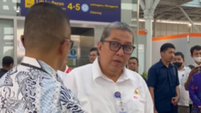 Dirjen Perkeretaapian DJKA Kemenhub, M Risal Wasal meninjau langsung eskalator yang mati di Stasiun Bekasi (Dok. Instagram DJKA)