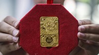 Emas Imlek Shio Naga ini hadir dengan berat 8 gram dan 88 gram.