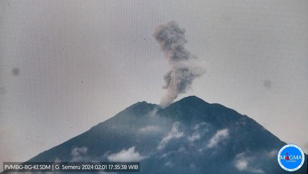 erupsi G. Semeru pada hari Kamis, 01 Februari 2024, pukul 17:26 WIB dengan tinggi kolom abu teramati ± 800 m