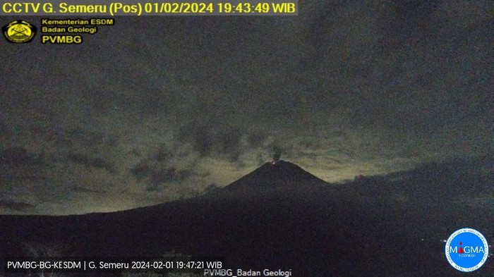 erupsi G. Semeru pada hari Kamis, 01 Februari 2024, pukul 19:42 WIB dengan tinggi kolom abu teramati ± 1000 m