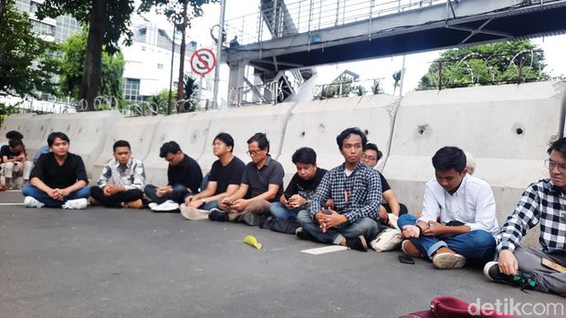 Forum Anomali beserta pihak lain yang terlibat menggelar aksi 'Geruduk MK' di depan Patung Kuda, Jakarta. Mereka menguraikan permasalahan demokrasi di Indonesia. (Annisa AR/detikcom)