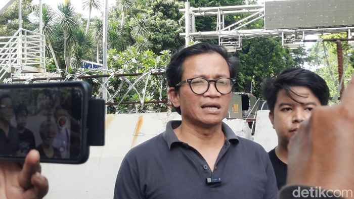 Forum Anomali beserta pihak lain yang terlibat menggelar aksi Geruduk MK di depan Patung Kuda, Jakarta. Mereka menguraikan permasalahan demokrasi di Indonesia. (Annisa AR/detikcom)