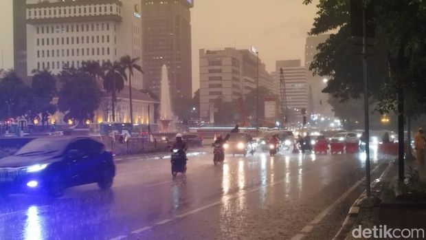Forum Anomali yang menggelar aksi 'Geruduk MK' di sekitar Patung Kuda bubar. Lalu lintas di Jalan Medan Merdeka Barat dan sekitarnya kembali lancar. (Annisa AR/detikcom)