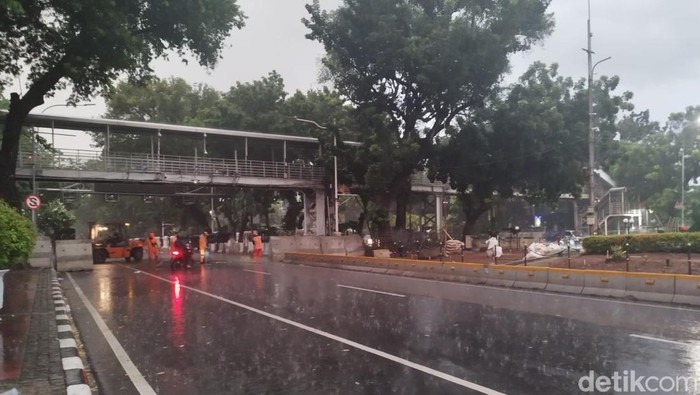 Forum Anomali yang menggelar aksi Geruduk MK di sekitar Patung Kuda bubar. Lalu lintas di Jalan Medan Merdeka Barat dan sekitarnya kembali lancar. (Annisa AR/detikcom)