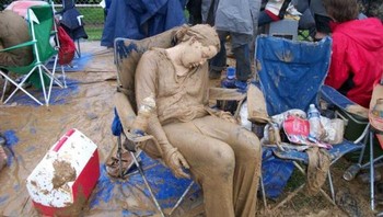 Tetap tidur lelap usai mandi lumpur. Foto: Bored Panda