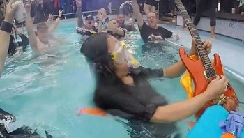 Main gitar listrik di dalam air sungguh berbahaya. Foto: Bored Panda