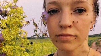 Gadis ini malah senang dikerubungi semut. Foto: Bored Panda