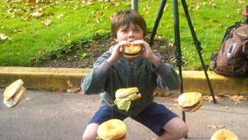 Lomba makan kerupuk diganti hamburger. Foto: Bored Panda