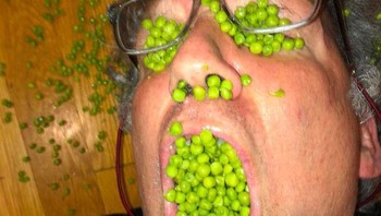 Ini juga terlalu rakus makan. Foto: Bored Panda