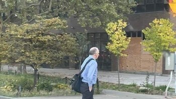 Asyik banget, ke kantor naik skateboard. Foto: Bored Panda