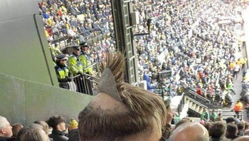 Mungkin dia tidak sadar wig-nya terlepas sebagian. Foto: Bored Panda