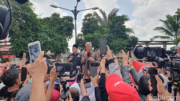 Ganjar blusukan ke Dermaga 16 Ilir, Kota Palembang.