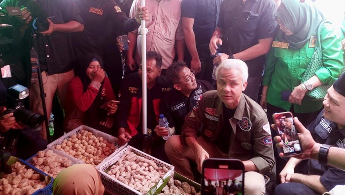 Ganjar Pranowo mengunjungi Pasar 16 Ilir Palembang Sumatera Selatan