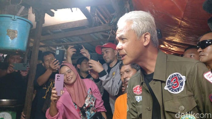Ganjar Pranowo saat blusukan dan berdialog dengan pedagang di Pasar Km 5 Palembang