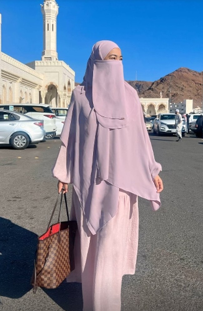 Selain memakai khimar, pemain film Eiffel Im in Love itu terlihat anggun ketika memakai cadar yang serasi dengan gamisnya.  Foto: Dok. Instagram @titi_kamall.