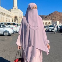 Selain memakai khimar, pemain film Eiffel Im in Love itu terlihat anggun ketika memakai cadar yang serasi dengan gamisnya.  Foto: Dok. Instagram @titi_kamall.