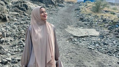 5 Gaya Titi Kamal Pakai Hijab Saat Umrah Bersama Suami, Bikin Pangling