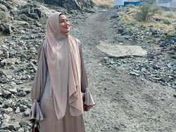 5 Gaya Titi Kamal Pakai Hijab Saat Umrah Bersama Suami, Bikin Pangling