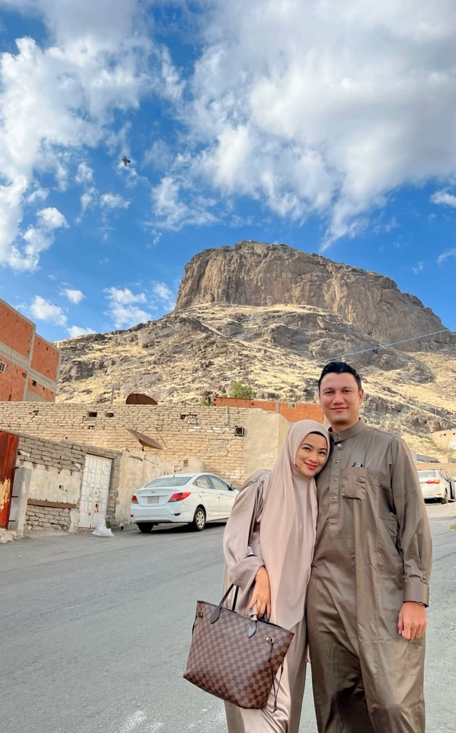 Bersama Christian Sugiono, Titi Kamal membagikan momen umrah di Instagram Story. Ibu dua anak itu terlihat nyaman ketika mengenakan hijab selama umrah. Foto: Dok. Instagram @titi_kamall.