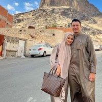 Bersama Christian Sugiono, Titi Kamal membagikan momen umrah di Instagram Story. Ibu dua anak itu terlihat nyaman ketika mengenakan hijab selama umrah. Foto: Dok. Instagram @titi_kamall.