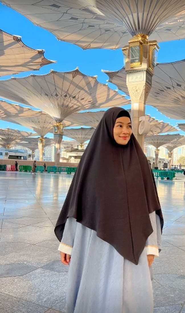 Pemeran film Ada Apa dengan Cinta? ini sedang berada di Arab Saudi untuk menjalankan ibadah umrah. Titi membagikan momen tersebut melalui Instagram Story miliknya. Foto: Dok. Instagram @titi_kamall.