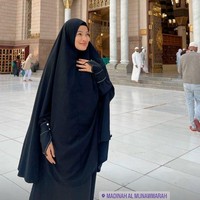 Selama perjalanan umrah, wanita kelahiran 7 Desember 1981 ini memakai khimar dan gamis. Seperti dalam foto ini, Titi mengenakan abaya hitam dari Shi by Sireen.  Foto: Dok. Instagram @titi_kamall.