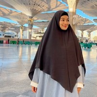 Pemeran film Ada Apa dengan Cinta? ini sedang berada di Arab Saudi untuk menjalankan ibadah umrah. Titi membagikan momen tersebut melalui Instagram Story miliknya. Foto: Dok. Instagram @titi_kamall.