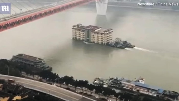 Gedung 5 Lantai Terapung di China
