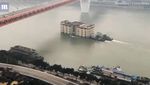 6 Foto yang Tunjukkan Fakta Gedung 5 Lantai Mengapung di Sungai Ditarik Kapal Derek