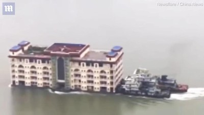 6 Foto yang Tunjukkan Fakta Gedung 5 Lantai Mengapung di Sungai Ditarik Kapal Derek