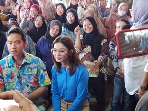 Gibran Bagikan Makanan dan Susu Ibu Hamil di Depok, Harap Tak Ada Stunting
