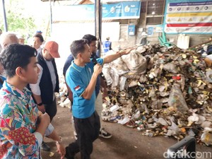 Dicurhati Pemulung di Bekasi, Gibran Janji Berikan Bantuan APD