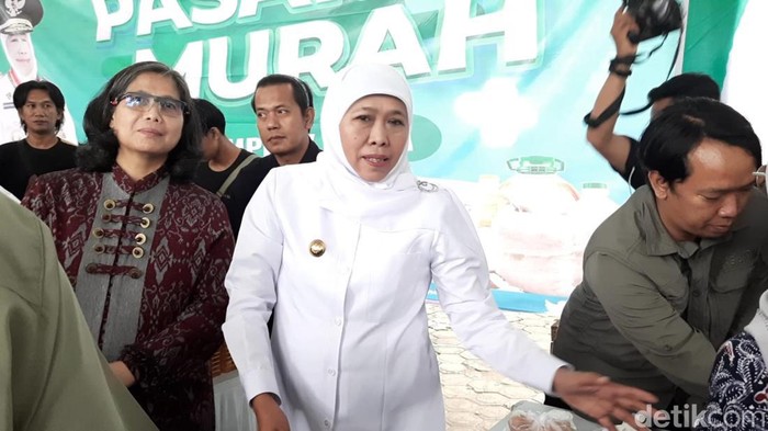 Gubernur Jatim Khofifah Indar Parawansa saat meninjau pasar murah di Kediri.