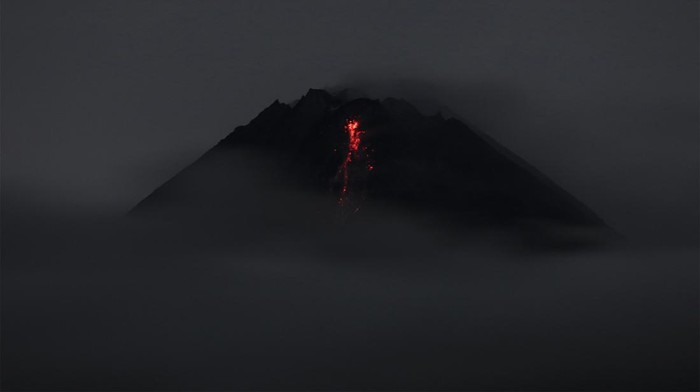 Luncuran lava pijar Gunung Merapi terlihat dari Srumbung, Magelang, Jawa Tengah, Jumat (2/2/2024). Data pemantauan BPPTKG menunjukkan suplai magma yang masih berlangsung dapat memicu terjadinya awan panas guguran di daerah potensi bahaya dan mengimbau masyarakat untuk mewaspadai lahar saat terjadi hujan di seputar Gunung Merapi. ANTARA FOTO/Hendra Nurdiyansyah/tom.